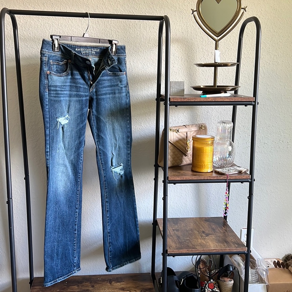American Eagle Low-Rise Flare Jeans. Size 6.